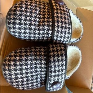Vionic house shoes slippers Carlin Flannel Mule. Size 5/6